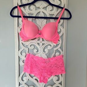 🌸Victoria’s Secret Push up Bra with matching free panty 🌸